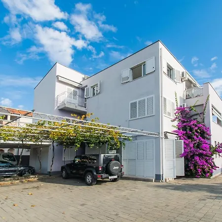 Danijela Apartman *